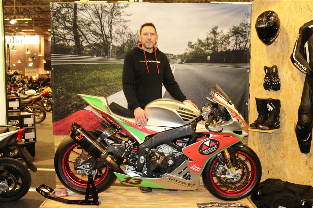 Nyt design på René Prang´s Aprilia RSV4 RF SuperBike roadracer, blev vist frem på MC messen i Herning i marts måned
(Foto: Erling Prang)